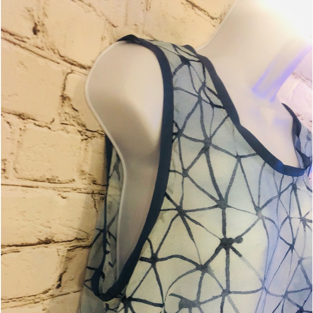 ❤️🔥VERA WANG❤️🔥Beautiful Sleeveless Top❤️🔥Measurements in Pics❤️🔥 - Picture 3 of 11